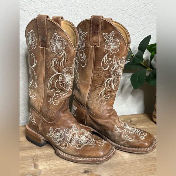 Cheyenne Brown distressed leather boot with floral engrave design size 6 M - Picture 5 of 15